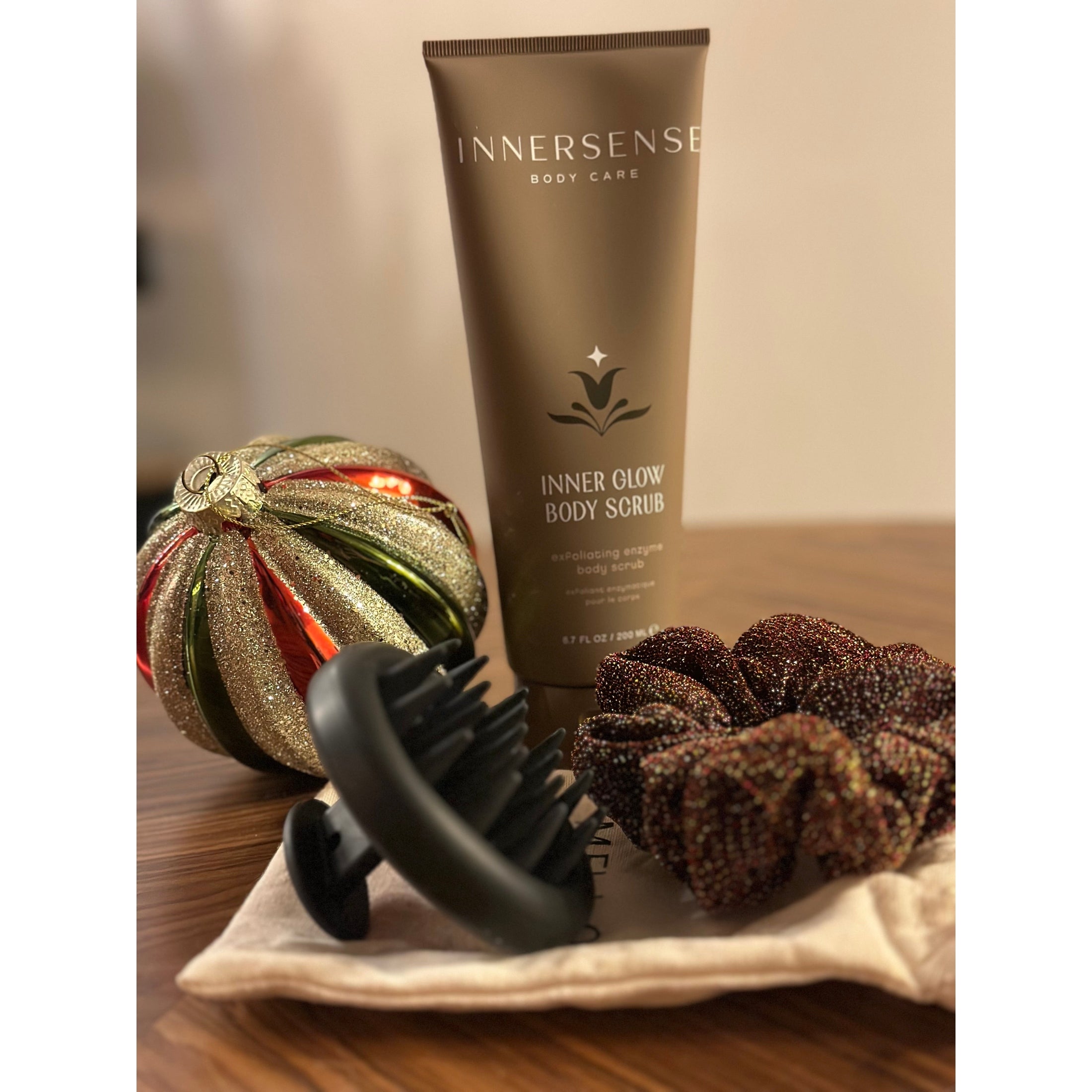 Kerstpakket Body scrub + scalp brush + Satin scrunch